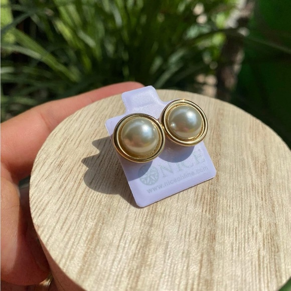 Elegant Gold Pearl Stud Earrings - Picture 1 of 3